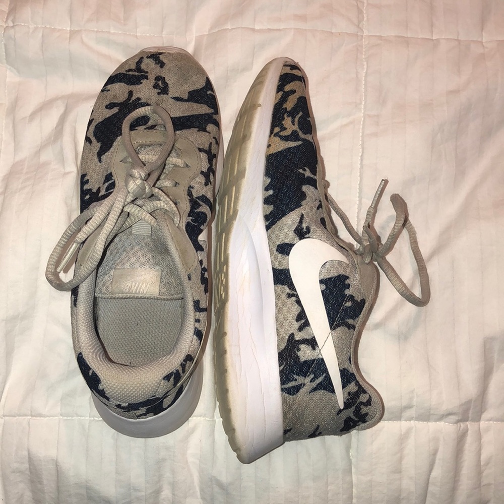 Tennis shoes